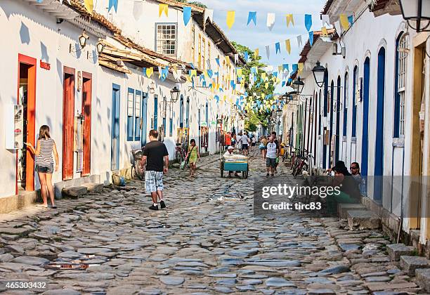 colonial cobblestone street in brazilian town of paraty - parati stock pictures, royalty-free photos & images