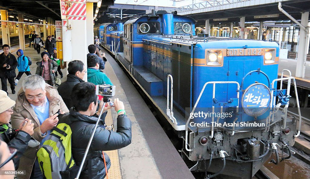 Rail Fans Take Photographs of Hokutosei Sleeper Train Ahead of Retirement