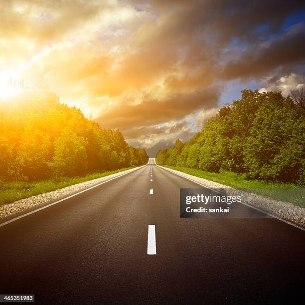 estrada de país. o caminho a seguir. - estrada principal de duas faixas imagens e fotografias de stock