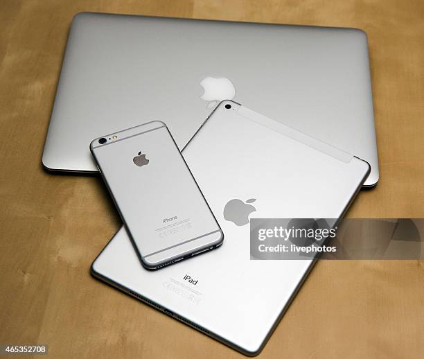 apple iphone 6 plus, ipad air 2 and macbook air - closing book stock pictures, royalty-free photos & images