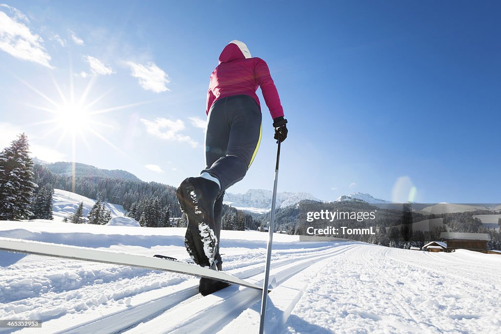 Mulher fazendo esqui Cross-Country