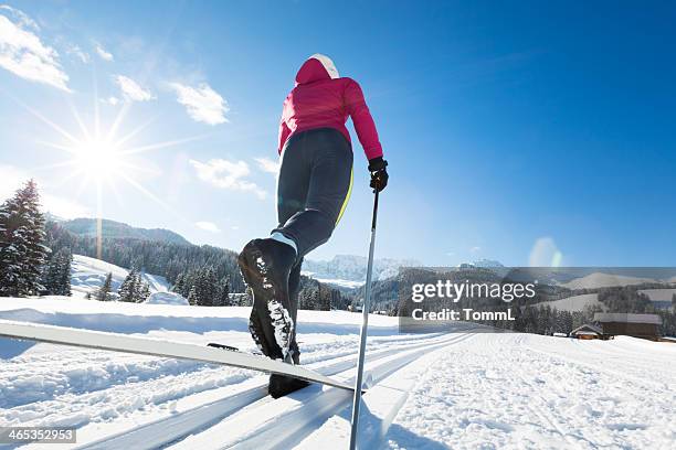 woman doing cross-country skiing - 越野滑雪 個照片及圖片檔