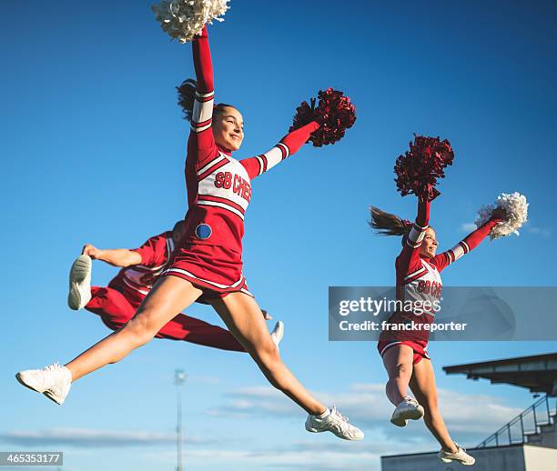 springen cheerleader team mit pon-pan - teen cheerleader stock-fotos und bilder