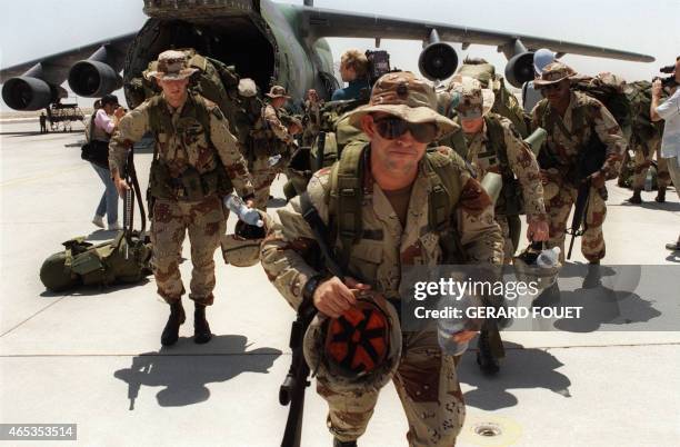 Over 1,000 US Marines from Fort Bragg disembark 21 August 1990 from a Galaxy transport plane at Saudi Dhahran air base. Iraq's invasion of Kuwait 02...