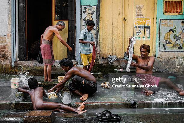 People are bathing and washing clothes on the streets of Kolkata.