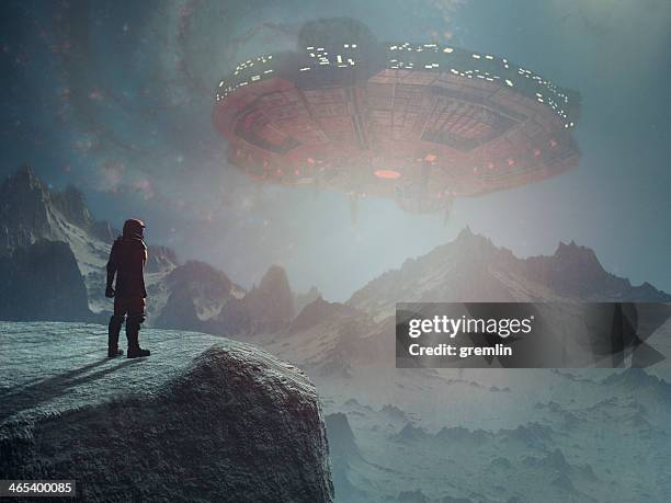astronauta su distante pianeta scoprire ufo - gigante personaggio fantastico foto e immagini stock