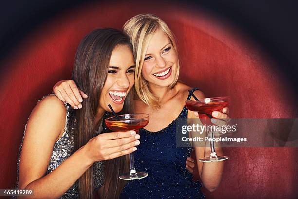 besten freunde und cocktails - girls night stock-fotos und bilder