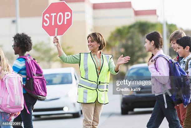 school crossing guard - verkeerspolitie stockfoto's en -beelden