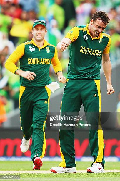 Kyle Abbott of South Africa celebrates with AB de Villiers of South Africa after claiming the wicket of Sohaib Maqsood of Pakistan during the 2015...