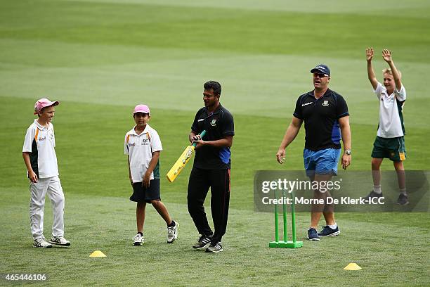 Shakib al Hasan and Heath Streak of the Bangladesh Cricket team work with kids from the Woodville Rechabite Cricket Club during the ICC Chatiry...
