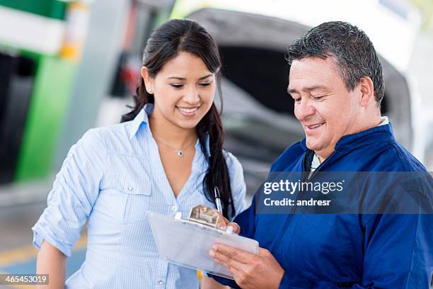 mechaniker im gespräch mit kunden - happy client by broken car stock-fotos und bilder