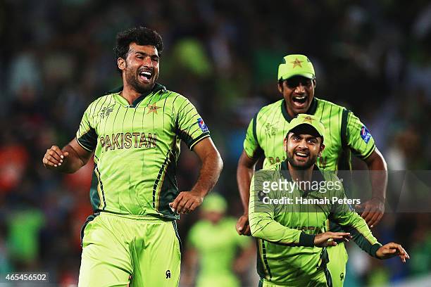 Sohail Khan of pakistan celebrates with Rahat Ali and Ahmad Shahzad of Pakistan after dismissing AB de Villiers of South Africa during the 2015 ICC...