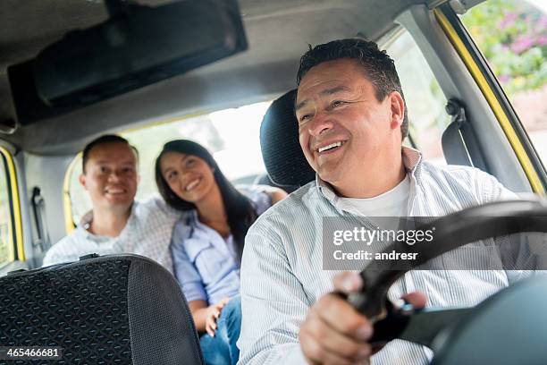 feliz taxista - taxi fotografías e imágenes de stock