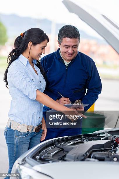 frau an der mechaniker - happy client by broken car stock-fotos und bilder