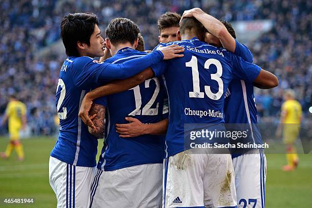 Max Meyer of Schalke celebrates with team mates after scoring his team's second goal during the Bundesliga match between FC Schalke 04 and 1899...