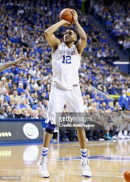 Karl-Anthony Towns of the Kentucky Wildcats shoots the ball during the game against the Florida Gators at Rupp Arena on March 7, 2015 in Lexington,...