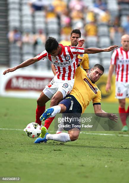 Nick Montgomery of the Mariners contests the ball with Safuwan Baharudin of Melbourne City during the round 20 A-League match between the Central...