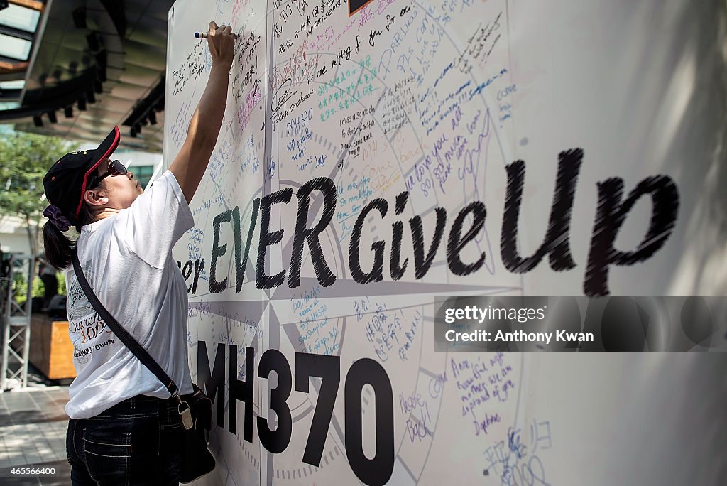 Families Gather To Mourn Victims Of MH370 Crash