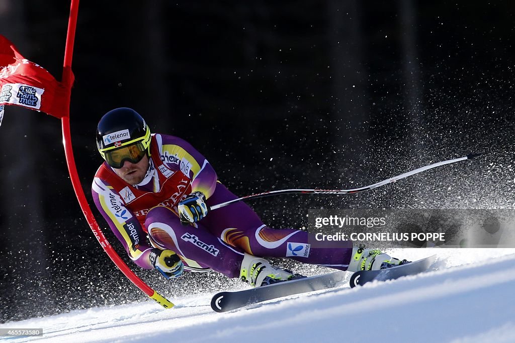 Kjetil Jansrud of Norway speeds down to win the men's Alpine Skiing ...
