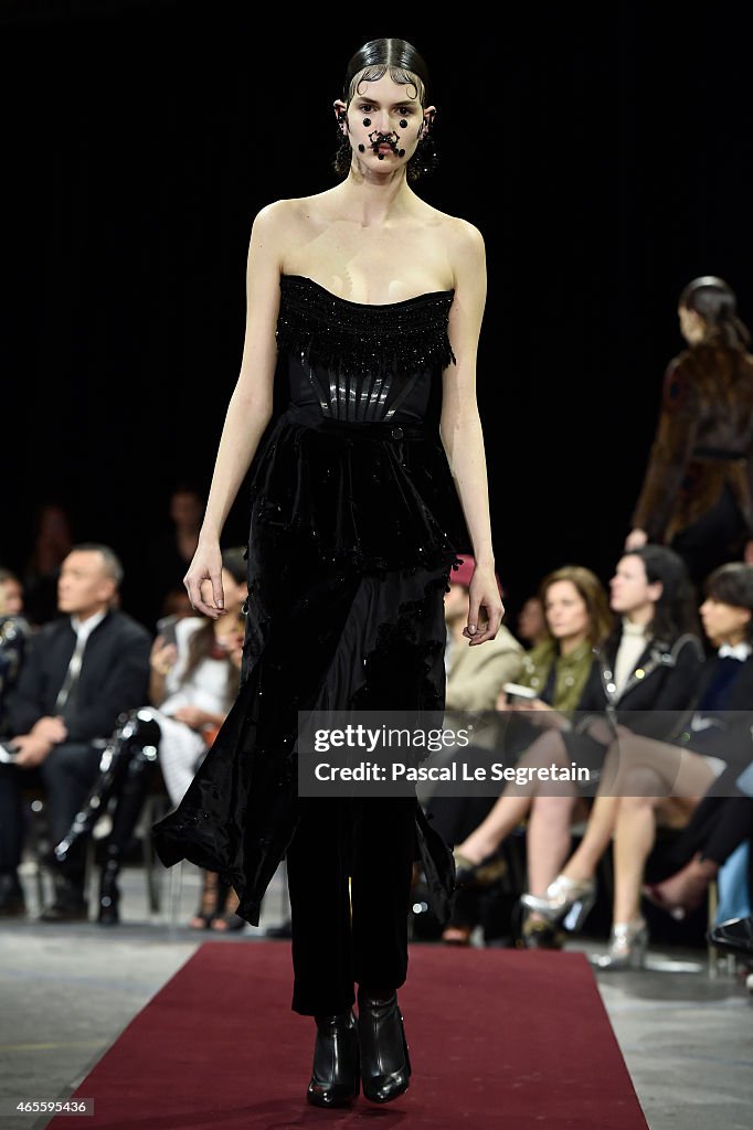 Givenchy : Runway - Paris Fashion Week Womenswear Fall/Winter 2015/2016