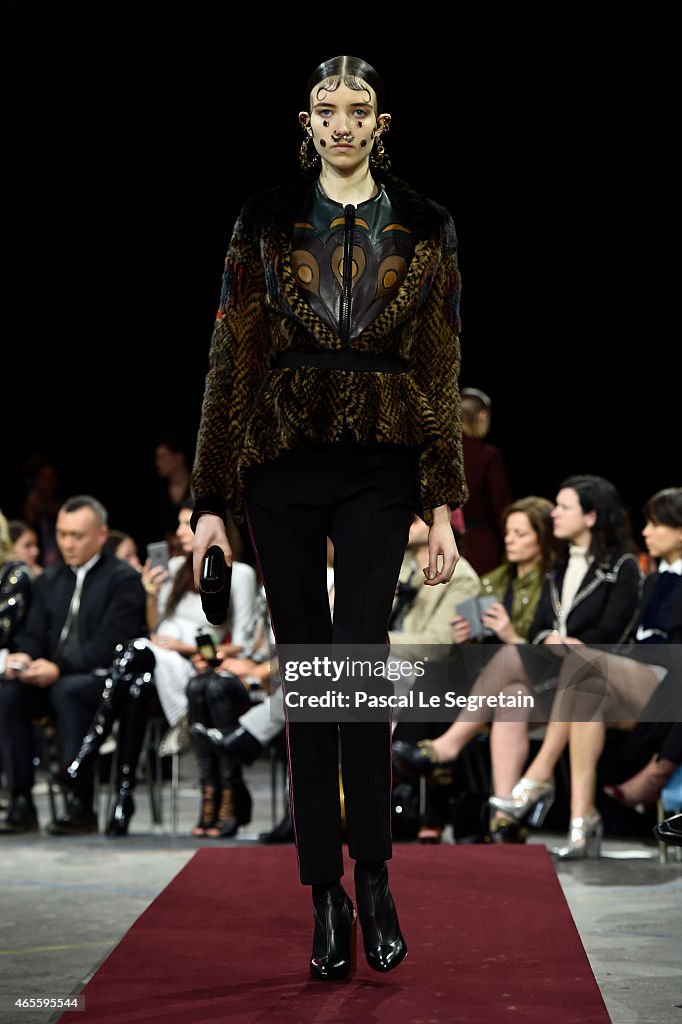 Givenchy : Runway - Paris Fashion Week Womenswear Fall/Winter 2015/2016