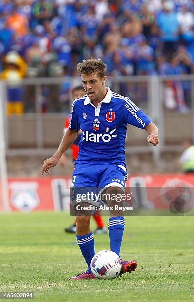 Maximiliano Rodríguez of U de Chile controls the ball, during a match between San Marcos de Arica and U de Chile as part of Torneo Clausura 2015 at...