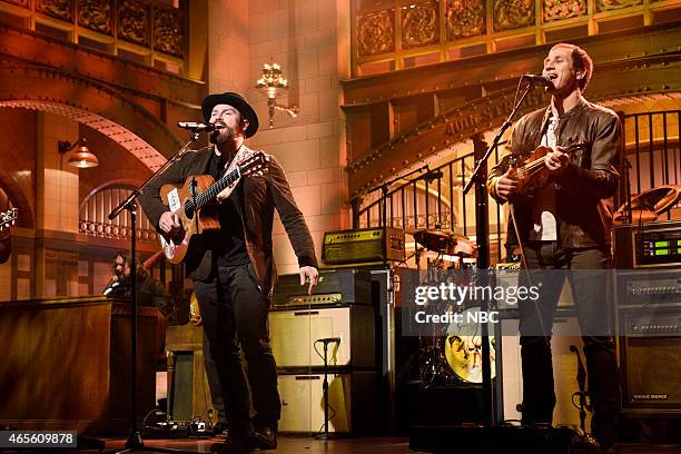 Chris Hemsworth" Episode 1677 -- Pictured: Zac Brown and Jimmy De Martini of musical guest Zach Brown Band perform on March 7, 2015 --