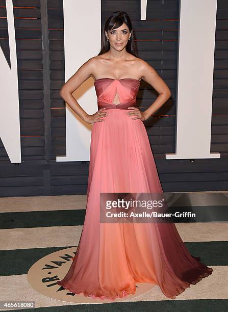 Actress Hannah Simone arrives at the 2015 Vanity Fair Oscar Party Hosted By Graydon Carter at Wallis Annenberg Center for the Performing Arts on...