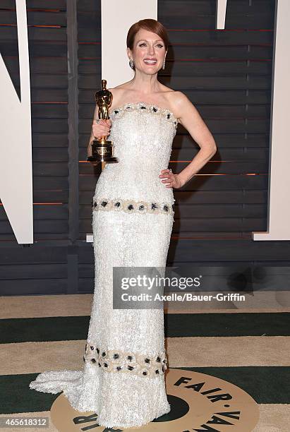 Actress Julianne Moore arrives at the 2015 Vanity Fair Oscar Party Hosted By Graydon Carter at Wallis Annenberg Center for the Performing Arts on...