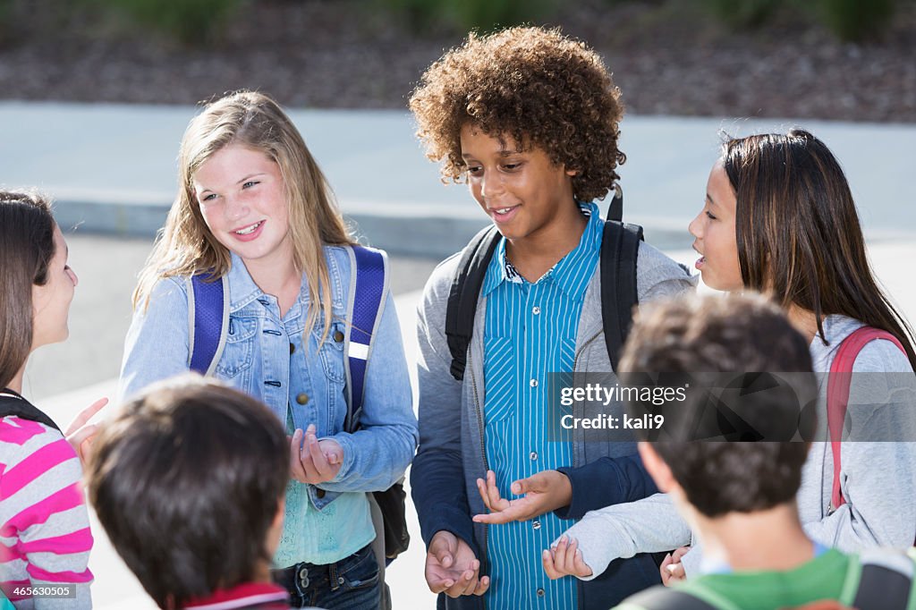 Studenten sprechen im Freien