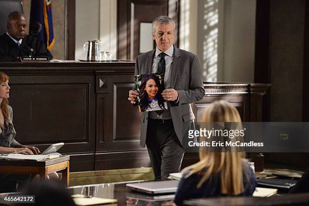 The Melody Lingers on" - AlisonÕs trial begins, and big secrets are revealed, while the PLLs try to follow up on possible clues left by Mona in ÒThe...