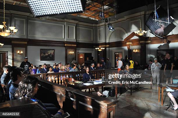 The Melody Lingers on" - AlisonÕs trial begins, and big secrets are revealed, while the PLLs try to follow up on possible clues left by Mona in ÒThe...