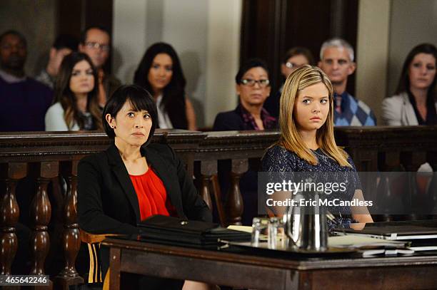 The Melody Lingers on" - AlisonÕs trial begins, and big secrets are revealed, while the PLLs try to follow up on possible clues left by Mona in ÒThe...