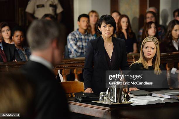 The Melody Lingers on" - AlisonÕs trial begins, and big secrets are revealed, while the PLLs try to follow up on possible clues left by Mona in ÒThe...