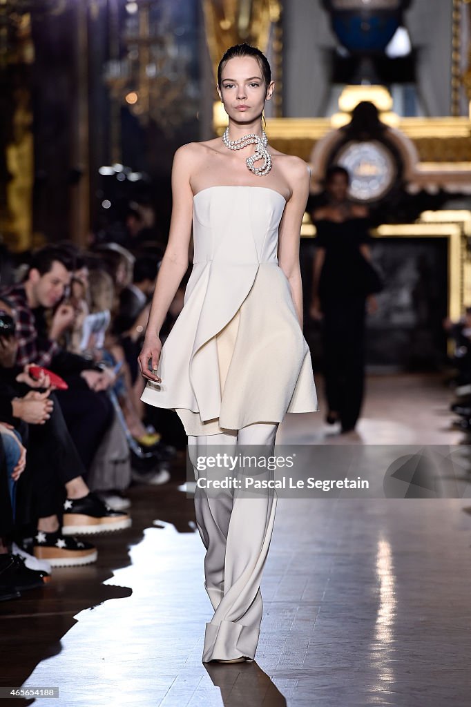 Stella McCartney : Runway - Paris Fashion Week Womenswear Fall/Winter 2015/2016