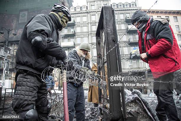 Protesters install barbed wire to on Grushevskogo Street on January 28, 2014 in Kiev, Ukraine. President Viktor Yanukovych has accepted the...