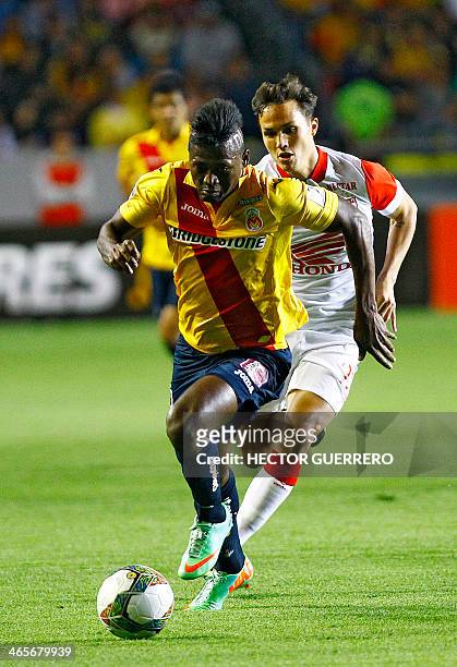 Mexico's Morelia player Duvier Riascos is marked by Colombia's Independiente Santa Fe player Daniel Torrez during their Copa Libertadores football...