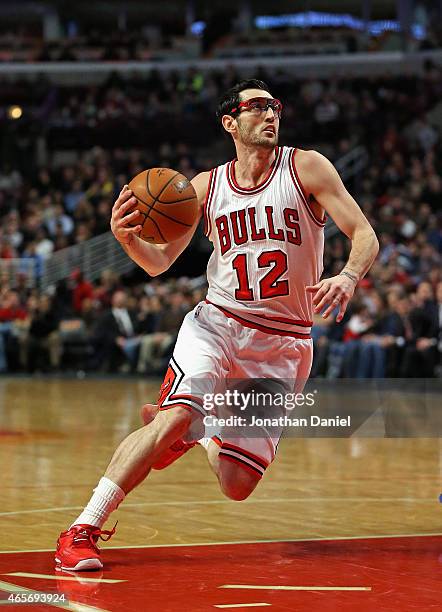 Kirk Hinrich of the Chicago Bulls drives against the Minnesota Timberwolves at the United Center on February 27, 2015 in Chicago, Illinois. The Bulls...