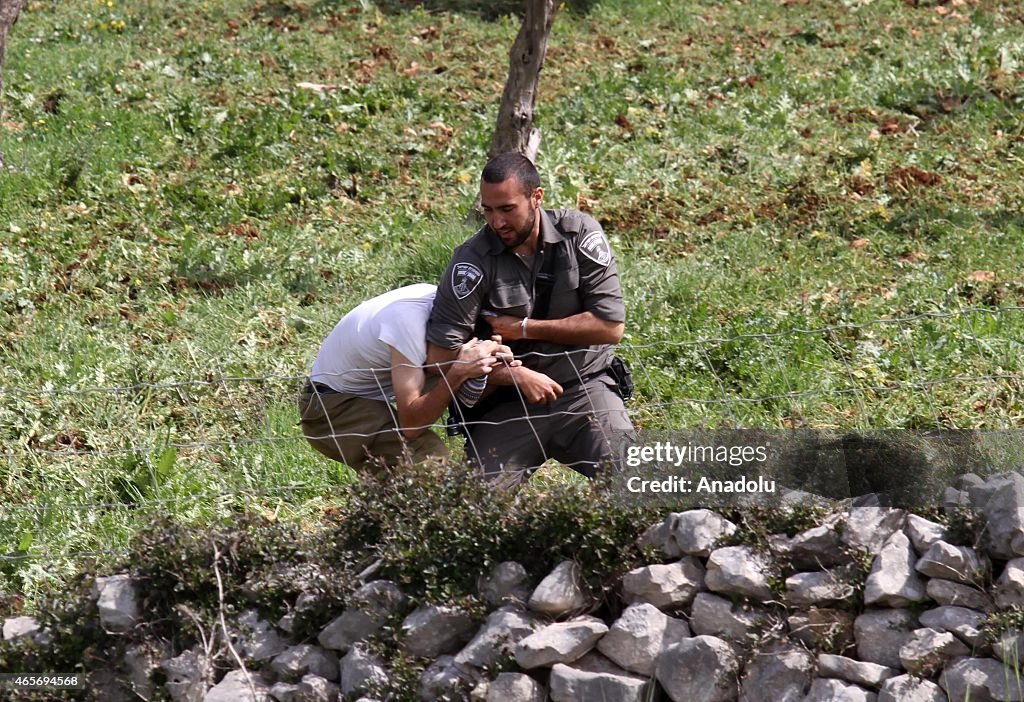 Jewish settlers prevent the Palestinian farmers on their duty