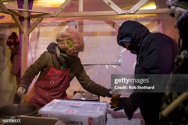 Woman serves ginger and lemon flavoured tea to anti-government protestors in Independence Square on January 29, 2014 in Kiev, Ukraine. Ukraine's...