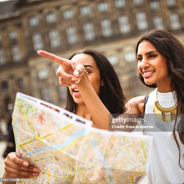 paar touristen liest einen stadtplan auf die stadt - dam stock-fotos und bilder