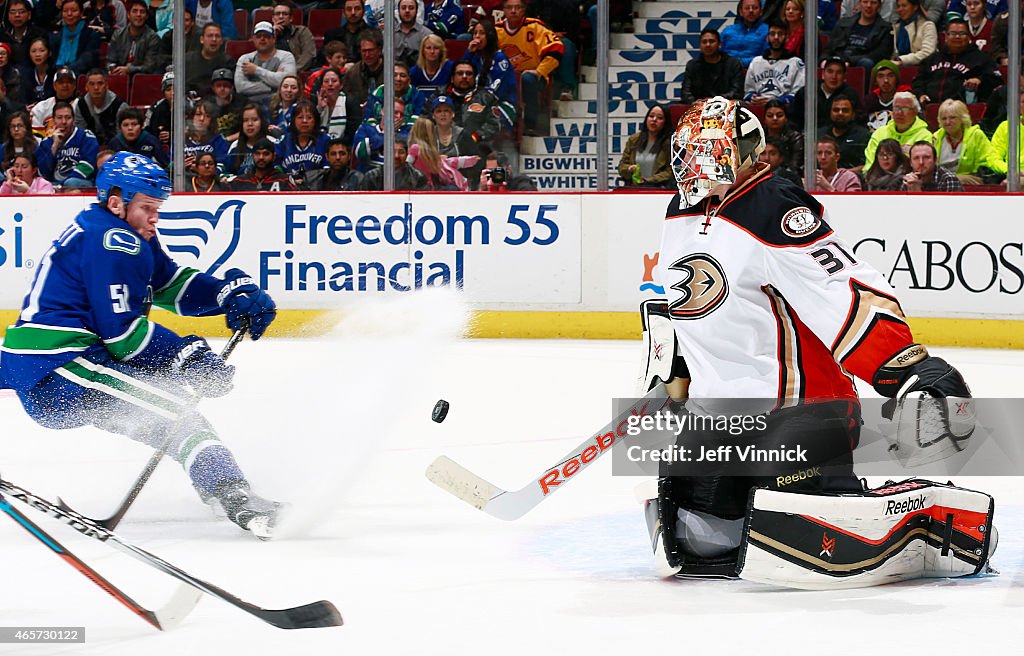 Anaheim  v Vancouver Canucks