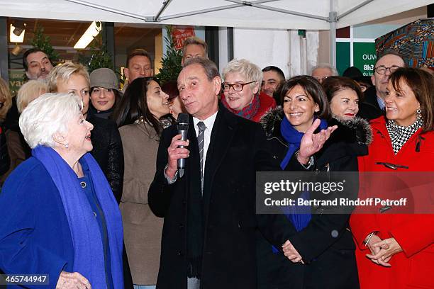 Singer Line Renaud, Mayor of Paris Bertrand Delanoe, Deputy charged the youth of the city hall of Paris Isabelle Gachet, first assistant of mayor of...