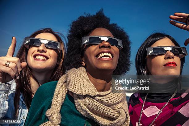 group of friends looking to a solar eclipse - solar eclipse glasses stock pictures, royalty-free photos & images