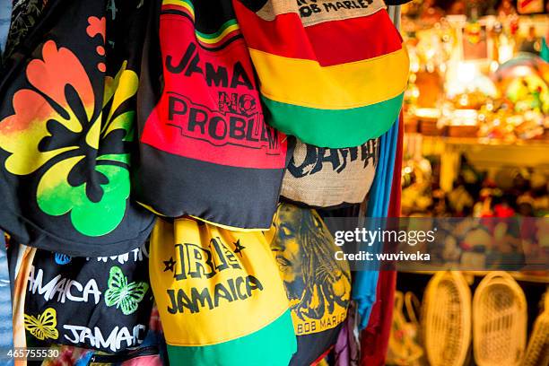 jamaican souvenirs stand in fort street, montego bay, jamaica - jamaicaanse-cultuur stockfoto's en -beelden