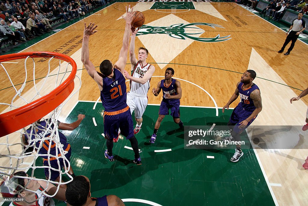 Phoenix Suns v Milwaukee Bucks