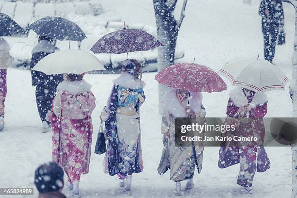 ladies wearing kimono during snow fall - kimono winter stock pictures, royalty-free photos & images