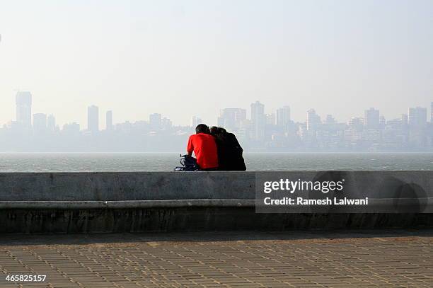 romancing on marine drive - marine drive stock pictures, royalty-free photos & images