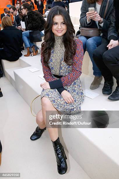 Louis Vuitton Front Row: Selena Gomez, Chloe Moretz, Dianna Agron Close PFW  – Footwear News