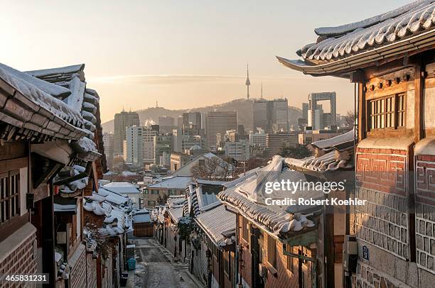 snow bukchon - bukchon hanok village snow stock pictures, royalty-free photos & images